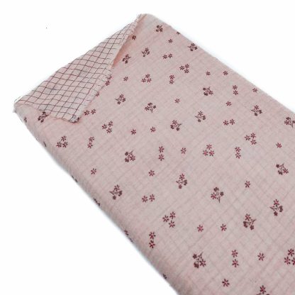 Tela doble gasa muselina de algodón orgánico GOTS con estampado a doble cara de cuadros y flores en tono rosa