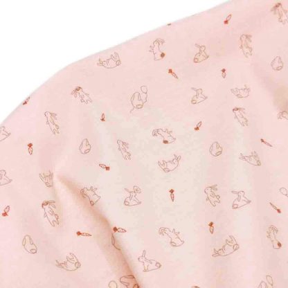 Tela batista de algodón orgánico estampada con conejitos y zanahorias sobre fondo rosa