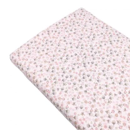Tela batista de algodón orgánico estampada con flores en tonos rosa empolvado