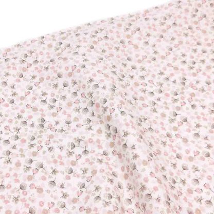 Tela batista de algodón orgánico estampada con flores en tonos rosa empolvado