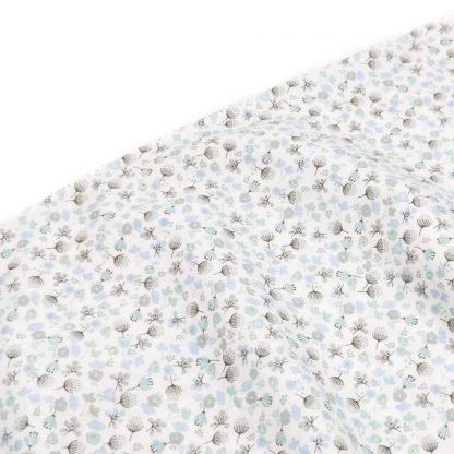 Tela batista de algodón orgánico estampada con flores en tonos azules empolvados