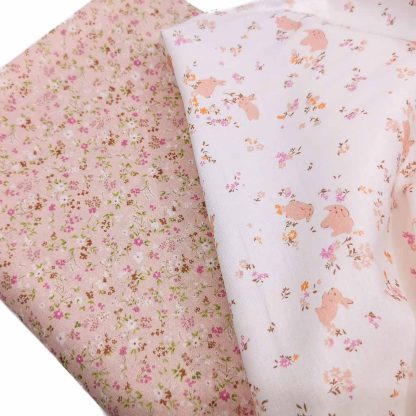 Telas de batista en algodón orgánico con estampados de conejitos y flores en tonos rosa empolvado