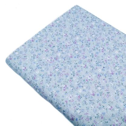 Tela de batista en algodón orgánico con estampado de flores tipo liberty en tonos azul empolvado