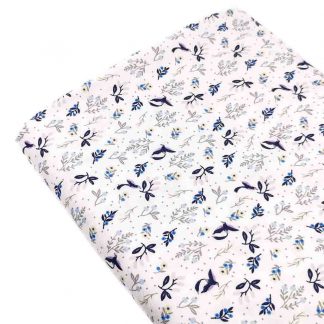 Tela viyela de algodón orgánico GOTS con estampado digital de flores y pájaros en tonos azules sobre fondo color blanco