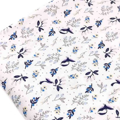 Tela viyela de algodón orgánico GOTS con estampado digital de flores y pájaros en tonos azules sobre fondo color blanco