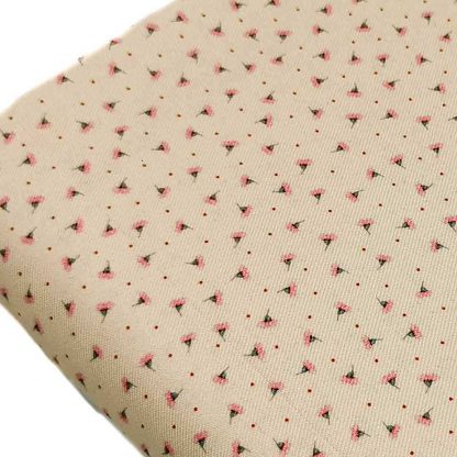 Tela viyela de algodón orgánico GOTS con estampado digital de flores en tonos rosa sobre fondo color vainilla