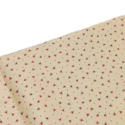 Tela viyela de algodón orgánico GOTS con estampado digital de flores en tonos rosa sobre fondo color vainilla