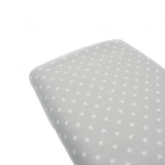 Tela de piqué de canutillo con estampado de estrellas blancas sobre fondo gris