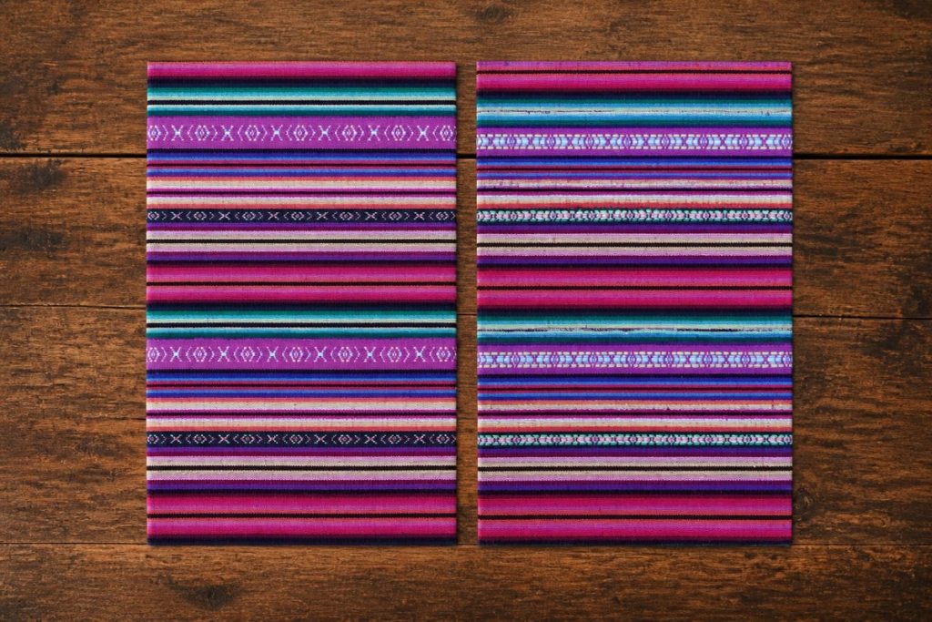 Derecho y revés de la misma tela alpujarreña en dos muestras rectangulares iguales